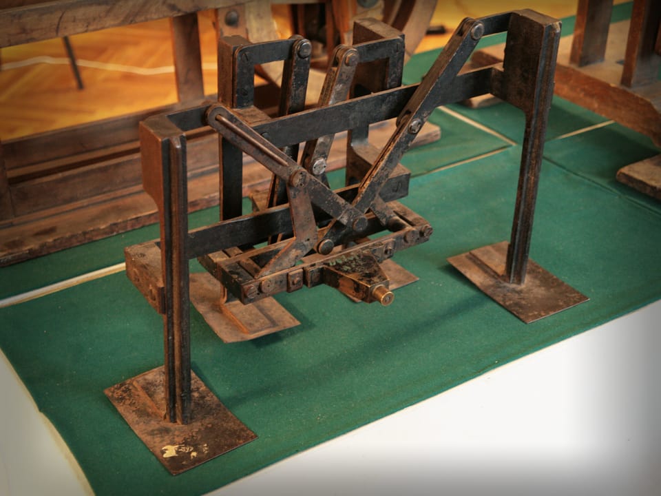 Mechanisms by P. L. Tchebyshev — Plantigrade machine (in metal) — Model by Tchebyshev (Museum of St. Petersburg University)