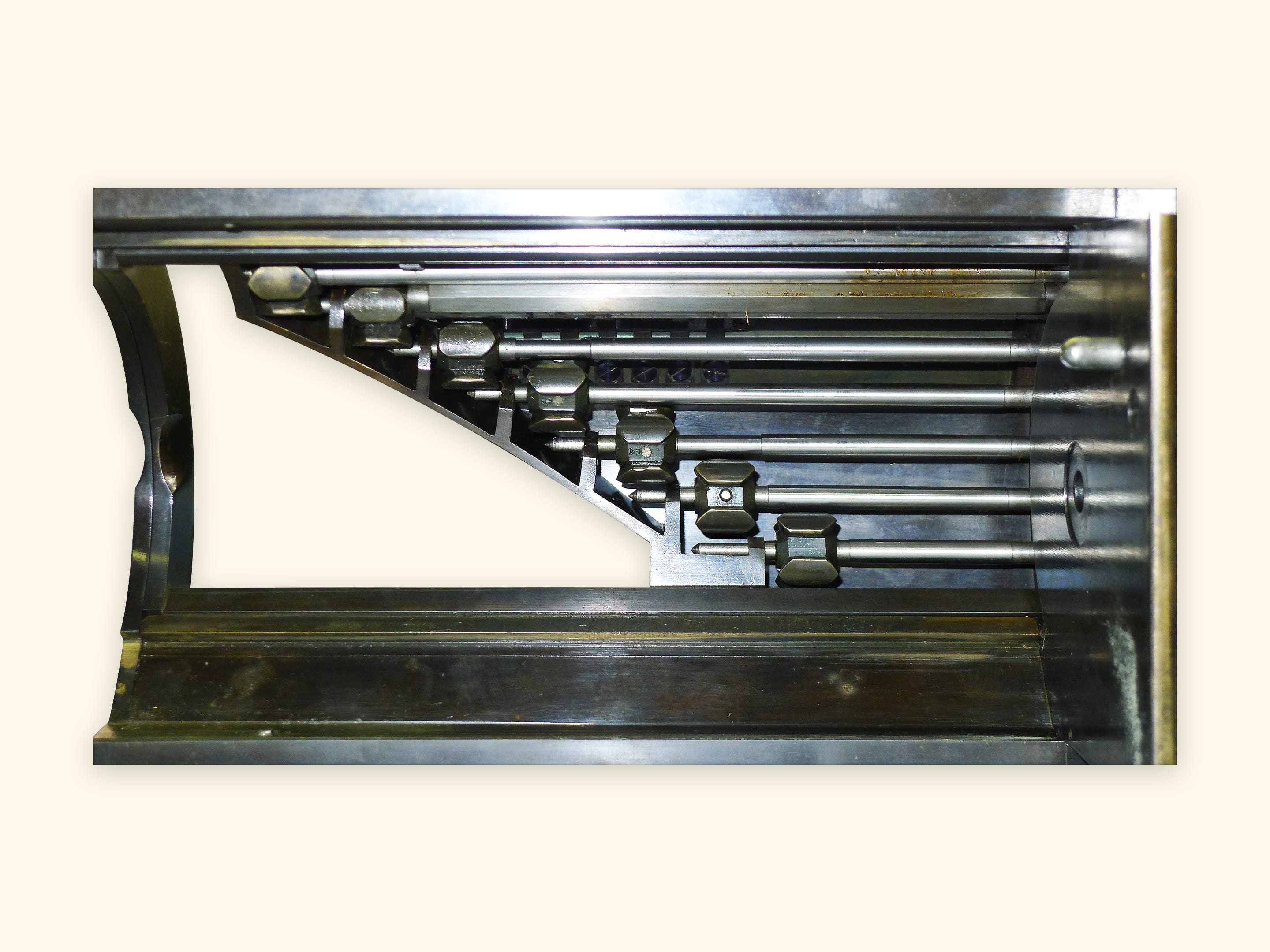 Joint of the attachment and the arithmometer. Model by Tchebyshev (CNAM)