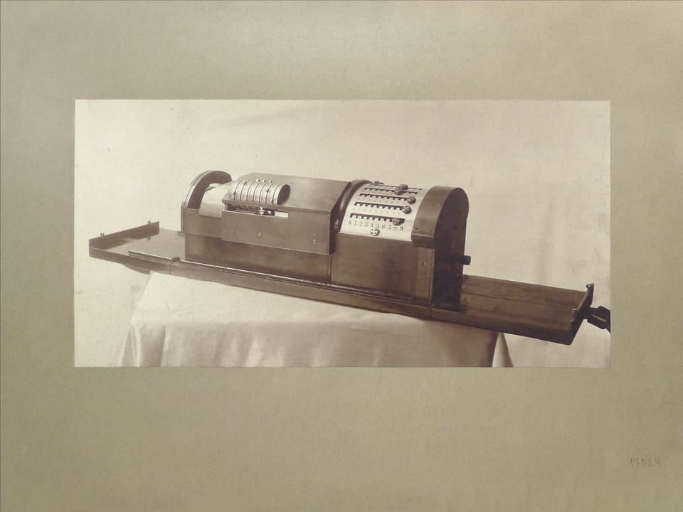Mechanisms by P. L. Tchebyshev — Arithmometer. Second model with the multiplying attachment — Archive photo of the second model (CNAM)