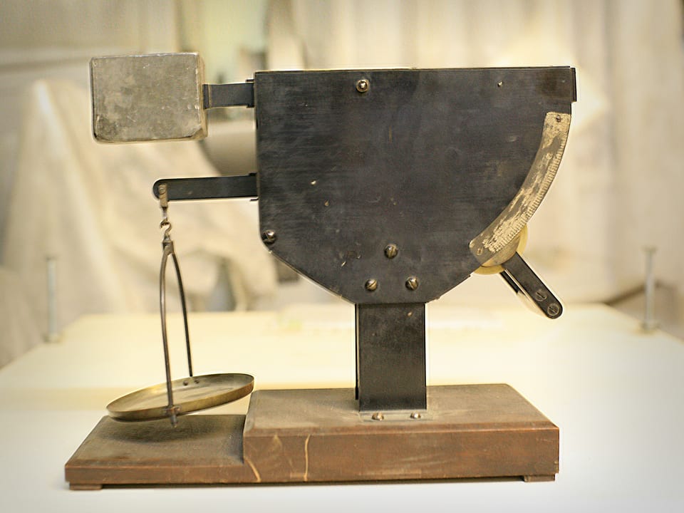 Mechanisms by P. L. Tchebyshev — Balance — Model by Tchebyshev (Polytechnical museum)